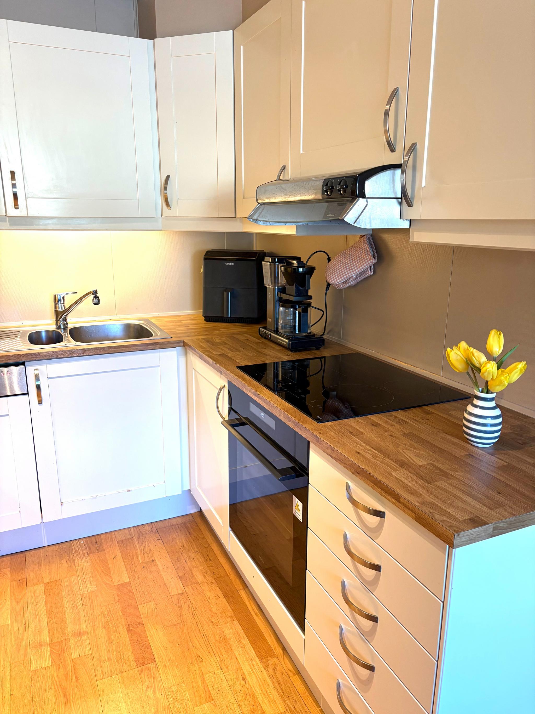 Kjøkken med hvitevarer inkludert.